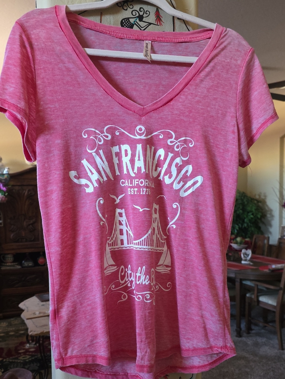 San Francisco Graphic V-Neck Tee - Pink